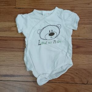 3/$10 🌟 Cream Brown & Green Short Sleeve Onesie "Loved so Much" Bear 0-3 Months